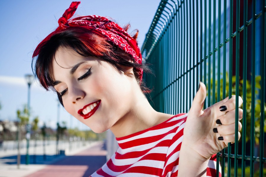 Coiffure avec foulard sur cheveux courts : mode d'emploi