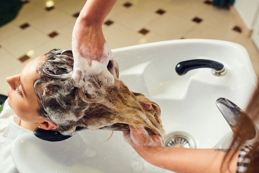 Comment prendre soin de sa coloration tie and dye caramel ?